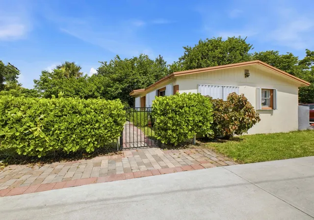 Photo 2 of Single family home for sale at 4626 Schall Rd, West Palm Beach, FL 33409 | MLS# B26055138 | Listing updated on 2026-10-09