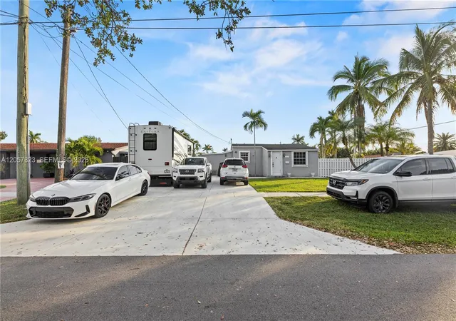 32nd image of 117 Sw 6th St, Hallandale Beach, FL 33009 | MLS# A12057823