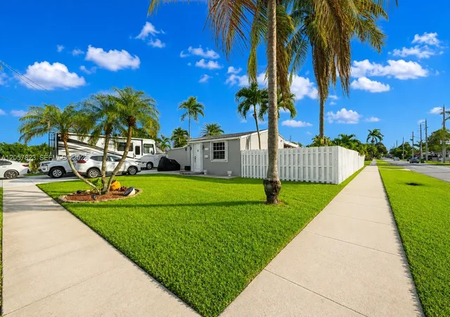 5th image of 117 Sw 6Th St, Hallandale Beach, FL 33009 | MLS# A12057823