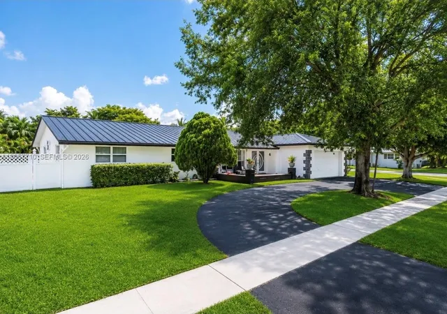 3rd image of 5001 Madison St, Hollywood, FL 33021 | MLS# A12057710