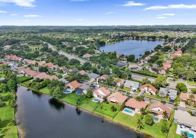 2nd image of 1720 W Oak Knoll Cir, Davie, FL 33324 | MLS# A12058280