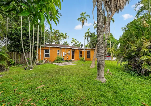 Photo 3 of Sale Pending at 14621 Lincoln Blvd, Miami, FL 33176 | MLS# B26055431 | Listing updated on 2026-09-01