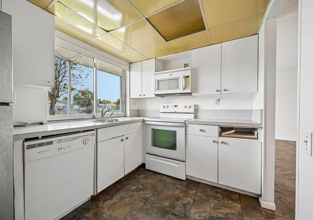 Listing Photo 5 - Condo for sale in building located at 9150 Lime Bay Blvd, Tamarac, FL 33321 - Unit #103
