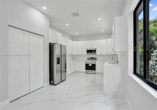4th image of 2445 Sw 43Rd Ter, Fort Lauderdale, FL 33317 | MLS# A12056550