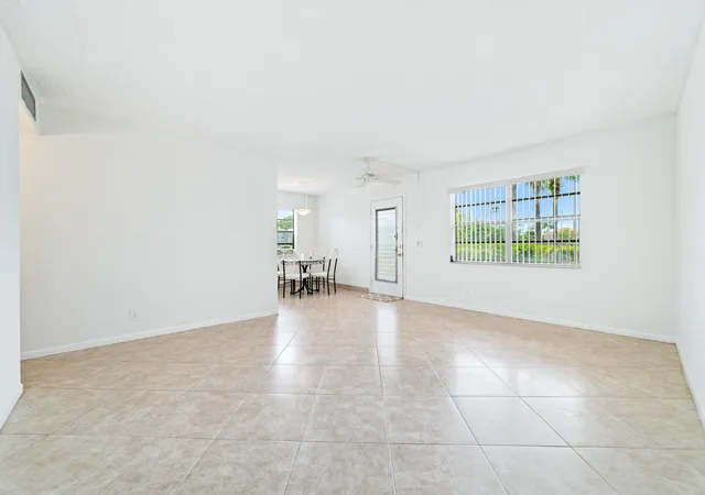 4th image of 552 Normandy L Ln #l, Delray Beach, FL 33484 | MLS# B26055658