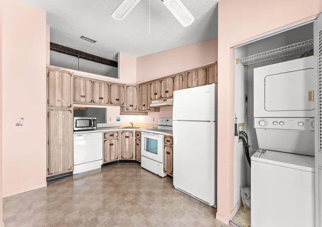 Photo 4 of House for sale at 1024 Green Pine Blvd #I, West Palm Beach, FL 33409 | MLS# B26055740 | Listing updated on 2026-10-08