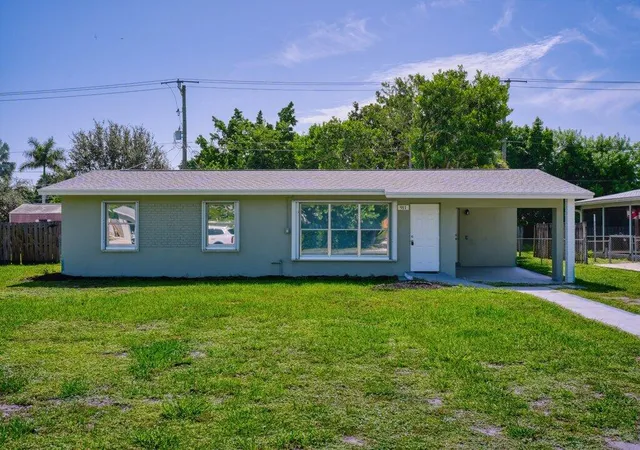 Single family home for sale at 911 SE Dolphin Dr, Stuart, FL 34996 | MLS# B26055827