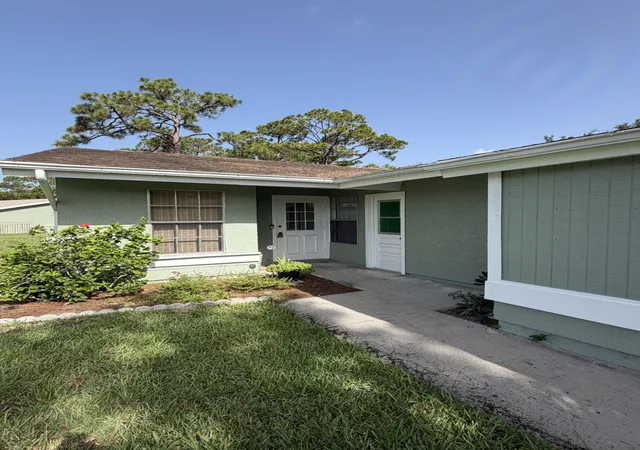Photo 3 of Townhouse for sale at 1720 Se Linpark Ct, Port St Lucie, FL 34952 | MLS# B26056088 | Listing updated on 2026-09-23