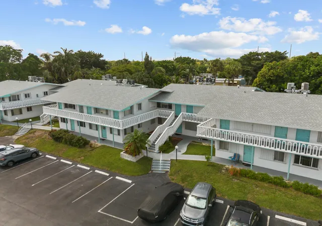 3rd image of 1980 Sunset Ave #7, Lake Worth Beach, FL 33461 | MLS# B26056200