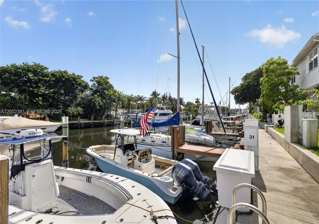 2nd image of 2561 Ne 15th St, Pompano Beach, FL 33062 | MLS# A12052381