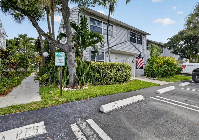 4th image of 2561 Ne 15Th St, Pompano Beach, FL 33062 | MLS# A12052381