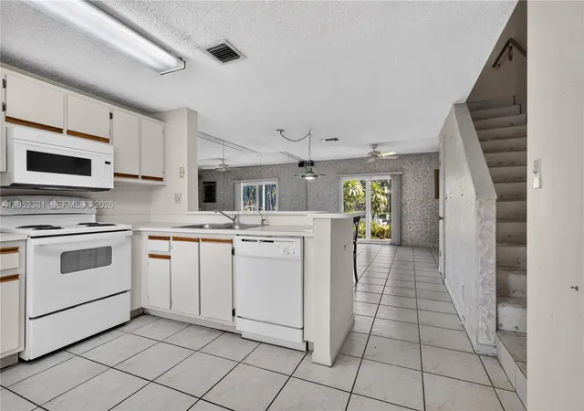 5th image of 2561 Ne 15Th St, Pompano Beach, FL 33062 | MLS# A12052381