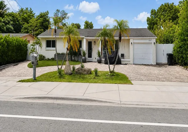 Photo 3 of Single family home for sale at 1905 S Florida Mango Rd, West Palm Beach, FL 33406 | MLS# B26057002 | Listing updated on 2026-09-23