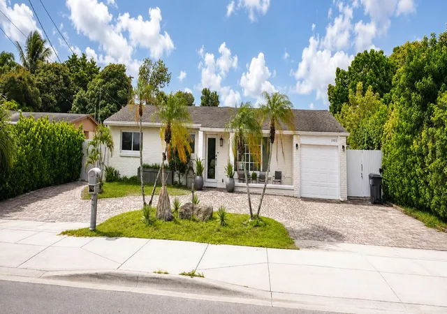 Photo 3 of Single family home for sale at 1905 S Florida Mango Rd, West Palm Beach, FL 33406 | MLS# B26057002 | Listing updated on 2026-09-23