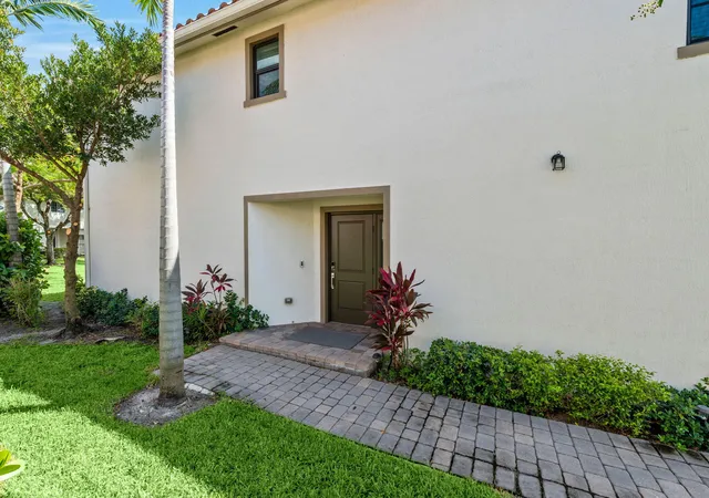 Photo 2 of Sale Pending at 6001 Woods Edge Cir, Riviera Beach, FL 33410 | MLS# B26057381 | Listing updated on 2026-10-09