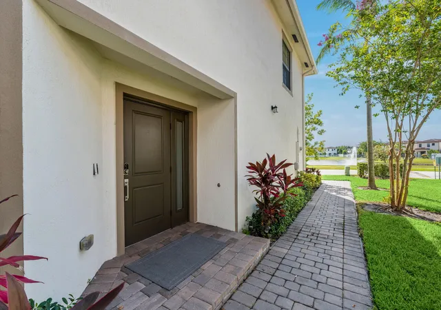 Photo 3 of Sale Pending at 6001 Woods Edge Cir, Riviera Beach, FL 33410 | MLS# B26057381 | Listing updated on 2026-10-09