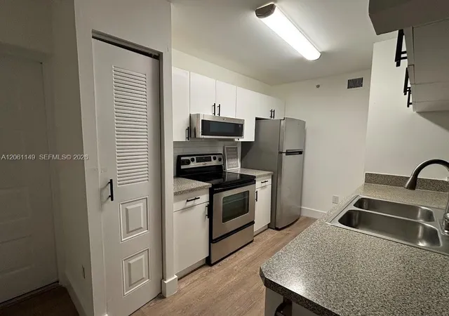 3rd image of 460 S Park Rd #101, Hollywood, FL 33021 | MLS# A12061149