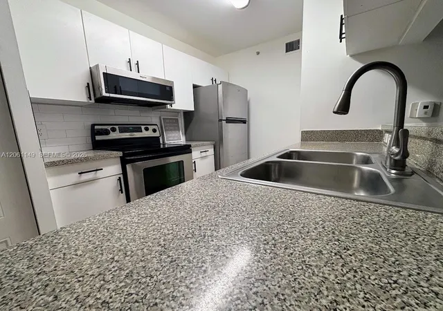 4th image of 460 S Park Rd #101, Hollywood, FL 33021 | MLS# A12061149