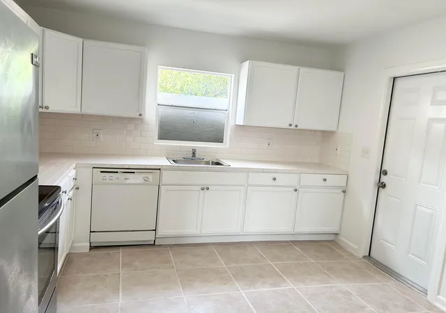 3rd image of 614 42Nd St, West Palm Beach, FL 33407 | MLS# B26057517