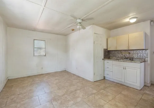 3rd image of 612 3Rd Ave S, Lake Worth Beach, FL 33460 | MLS# B26057548