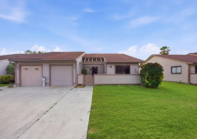 Single family home for sale at 18 Winchmore Ln, Boynton Beach, FL 33426 | MLS# B26057649