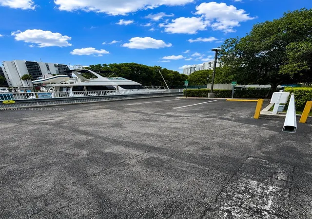 4th image of 3375 N Country Club Dr, Miami, FL 33180 | MLS# A12061029