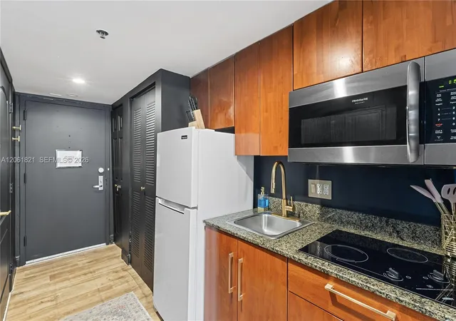 3rd image of 1200 Brickell Bay Dr #1816, Miami, FL 33131 | MLS# A12061821