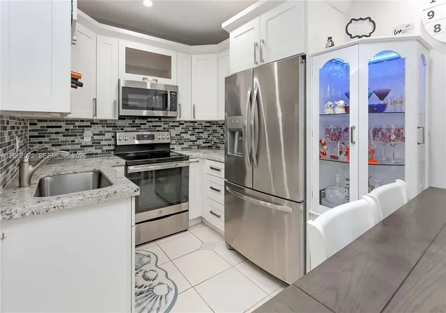 5th image of 1700 Pierce St #703, Hollywood, FL 33020 | MLS# A12062072