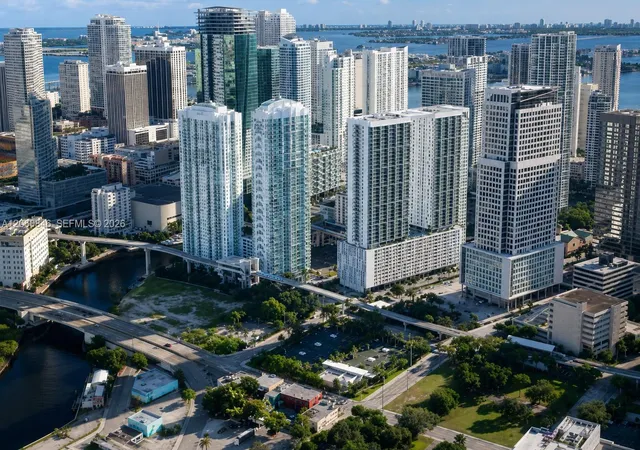 4th image of 41 Se 5Th St #1412, Miami, FL 33131 | MLS# A12060846