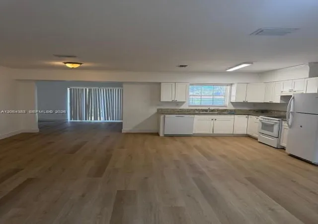 4th image of 374 Ne 171 St, North Miami Beach, FL 33162 | MLS# A12054383