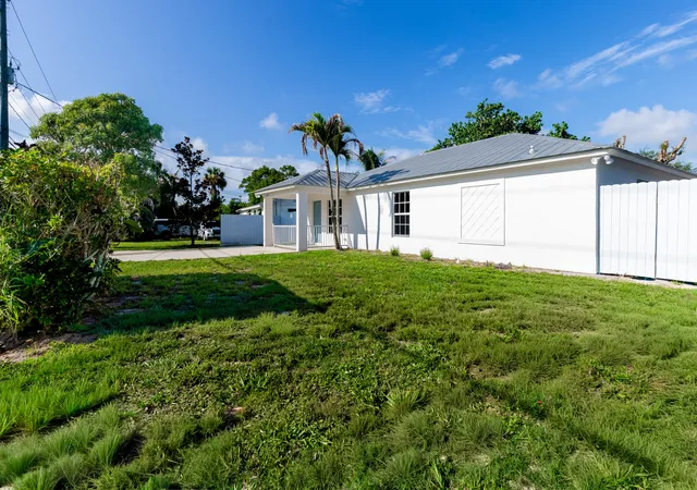 Photo 3 of Single family home for sale at 5060 Se Ebbtide Ave, Stuart, FL 34997 | MLS# B26058192 | Listing updated on 2026-10-07