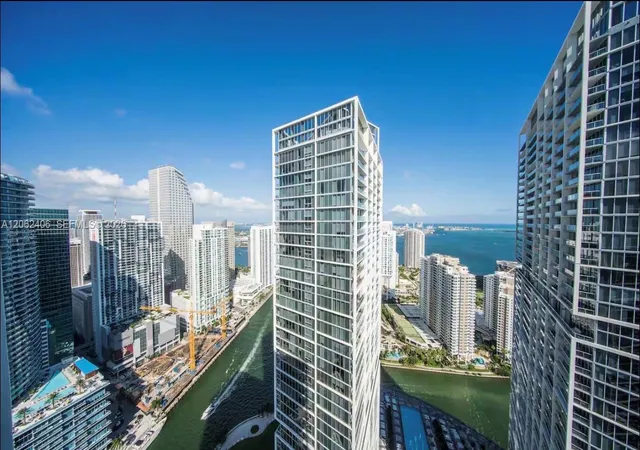 3rd image of 485 Brickell Ave #4711, Miami, FL 33131 | MLS# A12062406
