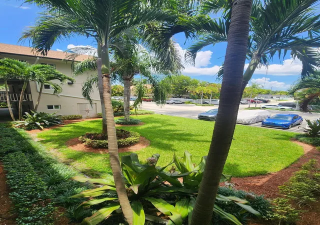 Listing Photo 4 - Condo for sale in building located at 4900 Washington St, Hollywood, FL 33021 - Unit #307