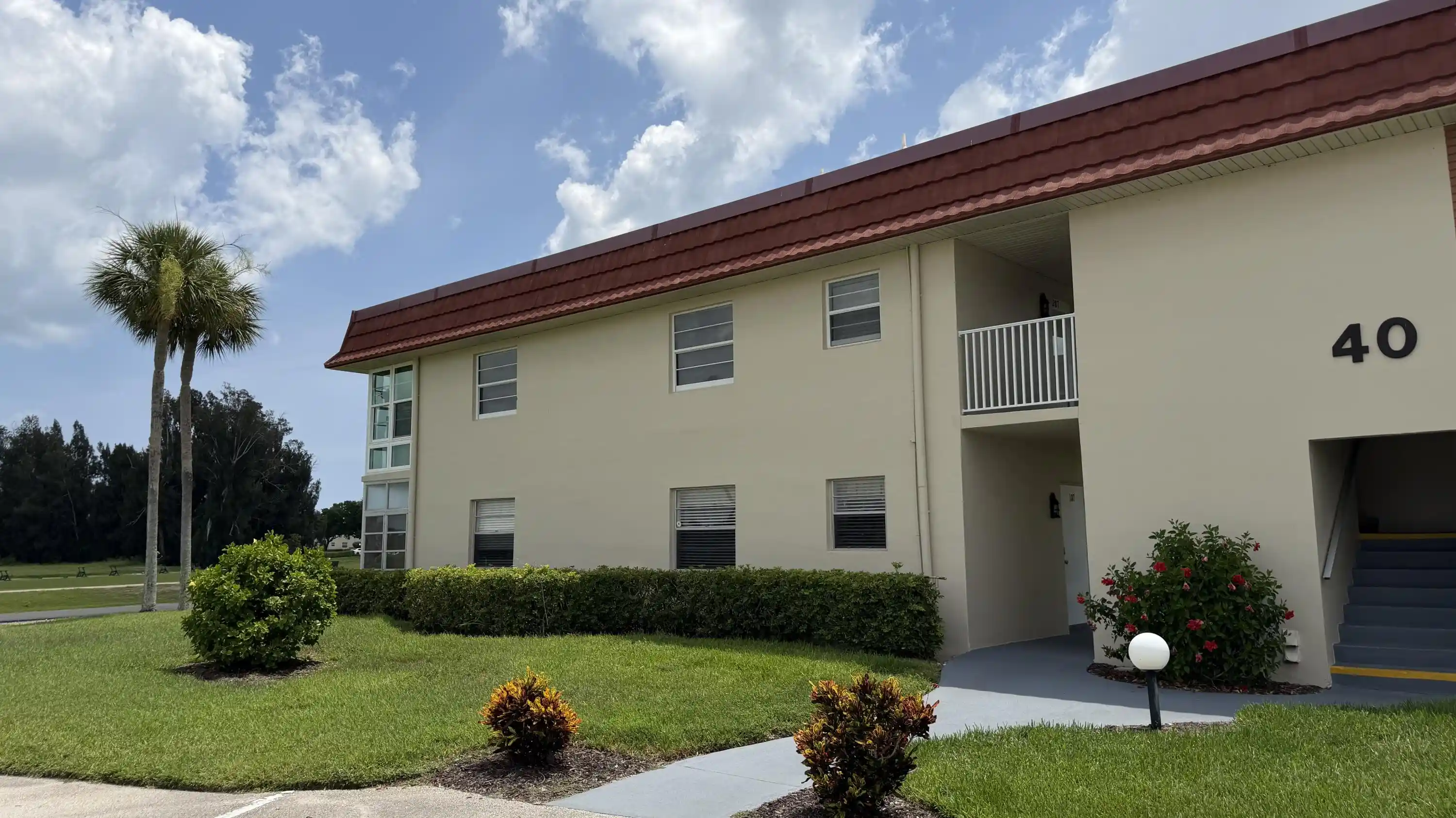 Listing Photo 1 - Condo for sale in 40 Woodland Dr located at 40 Woodland Dr, Vero Beach, FL 32962 - Unit #105