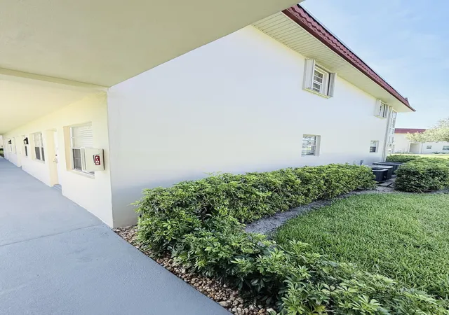Photo 3 of Condo for sale at 40 Woodland Dr #105, Vero Beach, FL 32962 | MLS# B26058385 | Listing updated on 2026-09-28