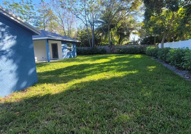 Photo 3 of Sale Pending at 106 E Chandler Rd, West Palm Beach, FL 33406 | MLS# B26058505 | Listing updated on 2026-09-30