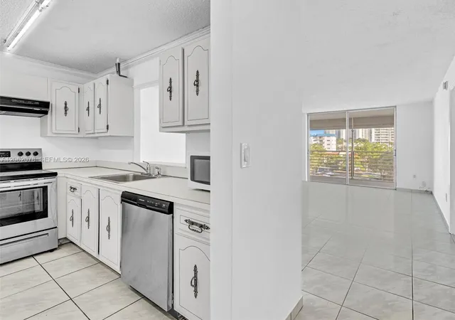 4th image of 3849 Ne 169Th St, Miami, FL 33160