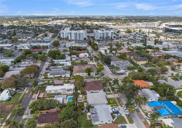 33rd image of 806 Ne 4th St, Hallandale Beach, FL 33009 | MLS# A12062949