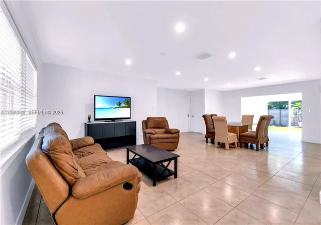 3rd image of 806 Ne 4Th St, Hallandale Beach, FL 33009 | MLS# A12062949