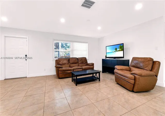 5th image of 806 Ne 4Th St, Hallandale Beach, FL 33009 | MLS# A12062949