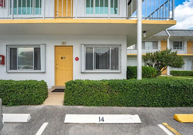 2nd image of 3120 Lake Osborne Dr #Bldg 7 Apt106, Lake Worth Beach, FL 33461 | MLS# B26058607