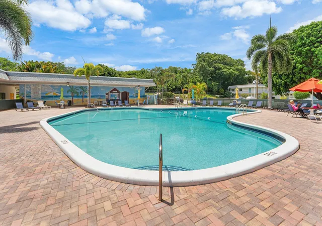 2nd image of 3160 Lake Osborne Dr #Bldg 6 Unit 206, Lake Worth Beach, FL 33461 | MLS# B26058628