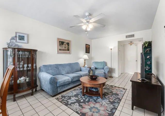 4th image of 3160 Lake Osborne Dr #Bldg 6 Unit 206, Lake Worth Beach, FL 33461 | MLS# B26058628