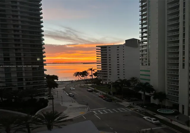 39th image of 1300 Brickell Bay Dr #903, Miami, FL 33131 | MLS# A12063090