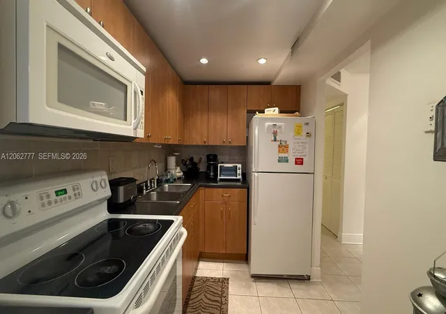 4th image of 9081 Sunrise Lakes Blvd #105, Sunrise, FL 33322 | MLS# A12062777