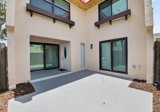 Photo 3 of Townhouse for sale at 6352 Seven Springs Blvd #B, Lake Worth, FL 33463 | MLS# B26058823 | Listing updated on 2026-09-23