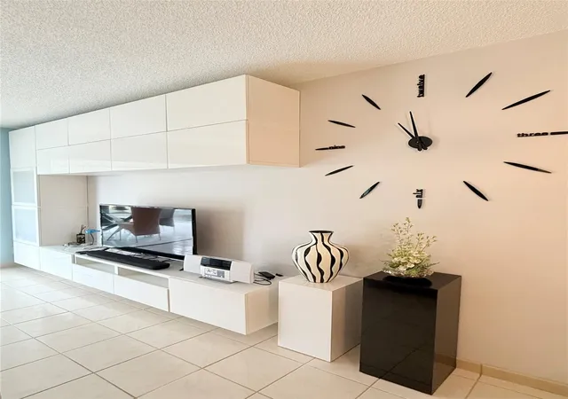 Listing Photo 4 - Condo for sale in building located at 5171 W Oakland Park Blvd, Lauderdale Lakes, FL 33313 - Unit #312
