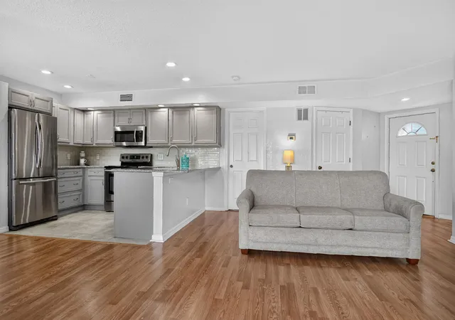 5th image of 1103 Sw Swan Lake Cir #102, Port St Lucie, FL 34986 | MLS# B26058977