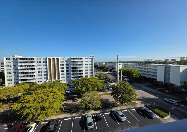 3rd image of 319 Ne 14Th Ave, Hallandale Beach, FL 33009