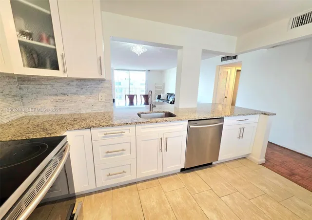 4th image of 319 Ne 14Th Ave, Hallandale Beach, FL 33009